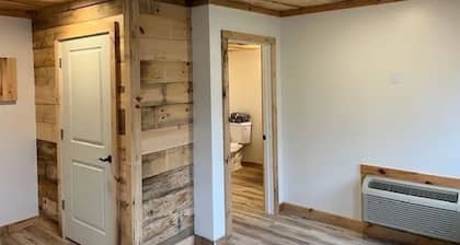 NEWLY RENOVATED! Cozy cabin in peaceful Oscoda with WiFi, AC