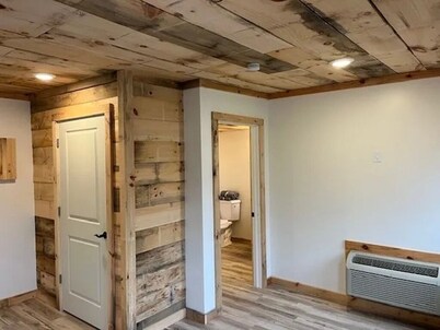 NEWLY RENOVATED! Cozy cabin in peaceful Oscoda with WiFi, AC