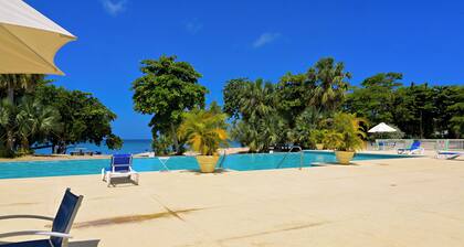 Charming 2-bedroom beach house with WiFi, AC in beautiful Negril