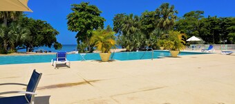 Charming 2-bedroom beach house with WiFi, AC in beautiful Negril
