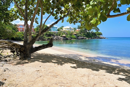 Charming 2-bedroom beach house with WiFi, AC in beautiful Negril
