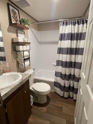 Hair dryer, towels, soap, shampoo - Willow Retreat (Walterboro)