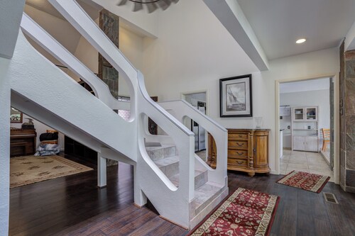 4-bedroom 3 bath modern house on Lakeridge golf course in Lubbock with WiFi, AC