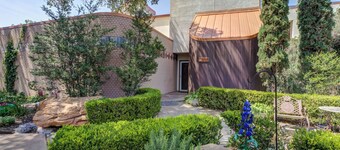 4-bedroom 3 bath modern house on Lakeridge golf course in Lubbock with WiFi, AC