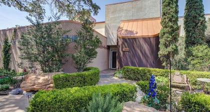 4-bedroom 3 bath modern house on Lakeridge golf course in Lubbock with WiFi, AC