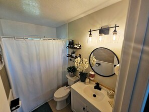 Sèche-cheveux, serviettes fournies, savon, papier toilette