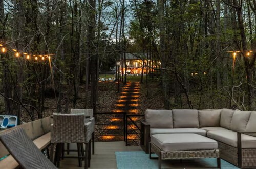 Charming Home on Lake Lanier, sleeps 14, all the amenities! Come make Memories!