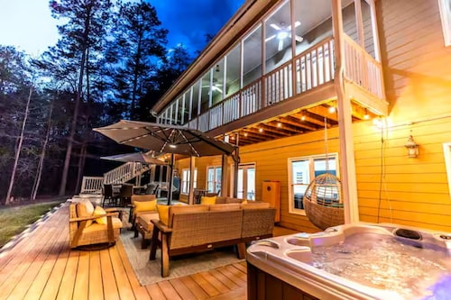Charming Home on Lake Lanier, sleeps 14, all the amenities!  Come make Memories!