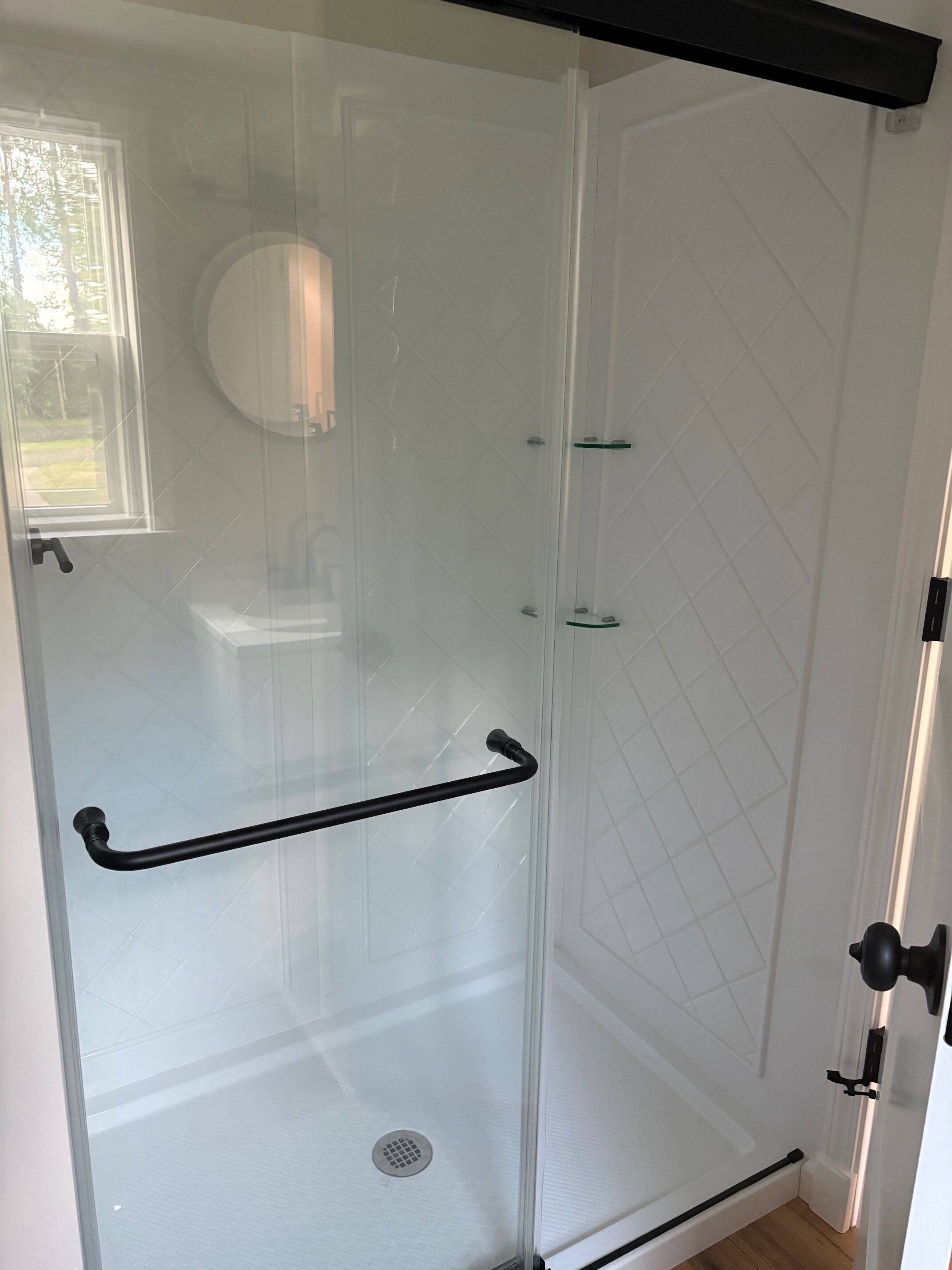 Sèche-cheveux, serviettes fournies, savon, papier toilette