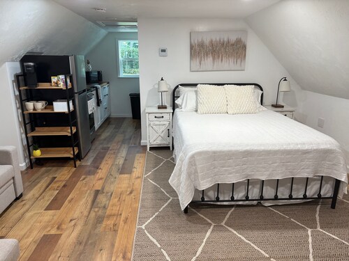 Cozy studio in charming NE Tallahassee. 10 miles to the Capital and FSU stadium.