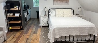 Cozy studio in charming NE Tallahassee. 10 miles to the Capital and FSU stadium.