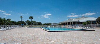 Condo w/ Pool + Gym + Golf + Jacuzzi + Game Areas!