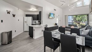 Un apartamento moderno con comedor, cocina y sala de estar.