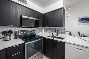 Een koelkast, een microgolfoven, een oven, een kookplaat