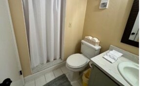Shower, hair dryer, towels, soap - 2 bedroom condoin Daytona beach with breathtaking sunrises and sunsets (Daytona Beach Shores)
