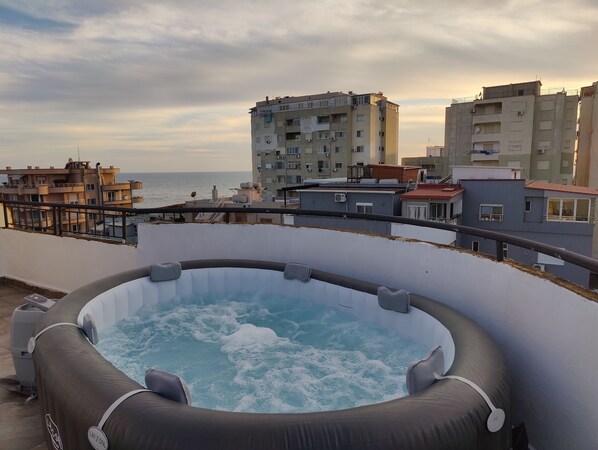 Outdoor spa tub