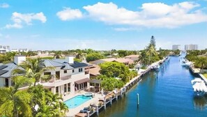 A heated pool - 5BR Waterfront Villa | Pool, Spa & Outdoor Dining (Fort Lauderdale)