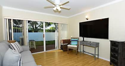 Walk to Beach! Garage, Kayak, Bikes, Fully-Fenced, 2 Patios
