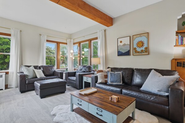 Smart-TV, DVD-spiller, bøker og filmbibliotek