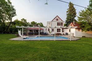 Outdoor pool, a heated pool - THE "MINNE" CASTLE~Pool~Hot tub~Bar~Sauna~Arcade! (Saint Paul)