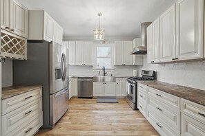 Fridge, microwave, oven, stovetop - THE "MINNE" CASTLE~Pool~Hot tub~Bar~Sauna~Arcade! (Saint Paul)