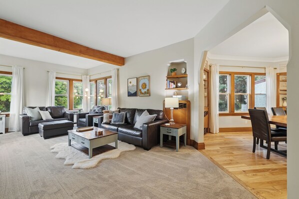 Smart TV, DVD player, books, video library - THE "MINNE" CASTLE~Pool~Hot tub~Bar~Sauna~Arcade! (Saint Paul)