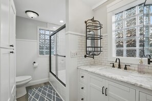 Hårføner, håndklær, såpe og sjampo