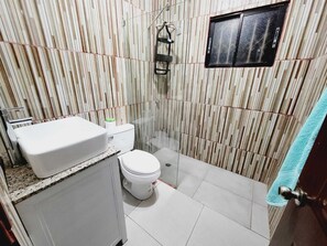 Shower, jetted bath, hair dryer, towels