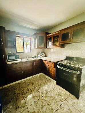 Four à micro-ondes, un four, surface de cuisson