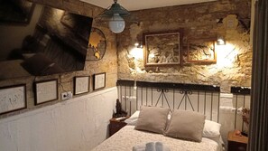 Habitación urbana | Ropa de cama hipoalergénica y wifi gratis