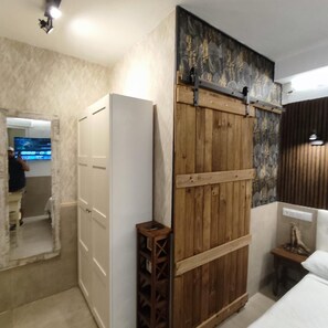 Hypo-allergenic bedding, free WiFi - House with 9 private rooms (Barcelona)