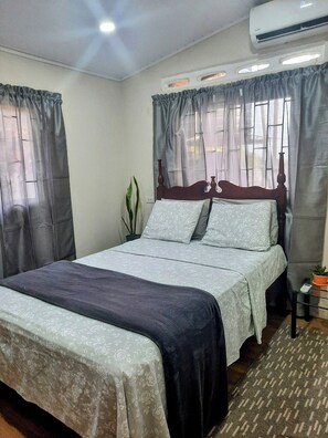 3 bedrooms, iron/ironing board, free WiFi, bed sheets - 3-bedroom house in fantastic Port of Spain with WiFi, AC and attached Garage. (Port of Spain)