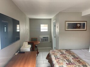 Room - Deluxe king suite unit 2 (Wildwood)