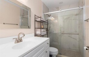 Dusche, Haartrockner, Handtücher, Seife