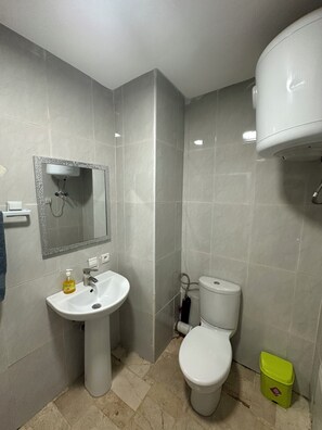 Toallas, jabón, papel de baño 