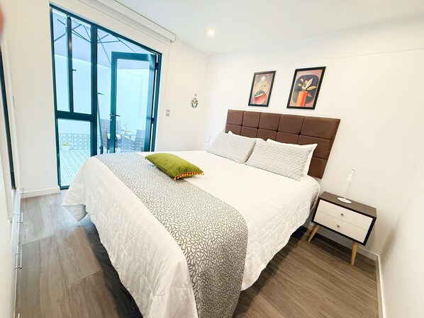 1 dormitorio, tabla de planchar con plancha, wifi y ropa de cama