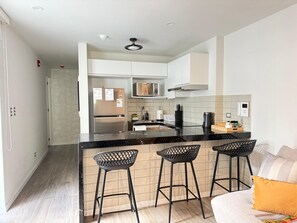 Kylskåp, mikrovågsugn, ugn och diskmaskin