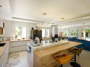 Réfrigérateur, micro-ondes, four, lave-vaisselle