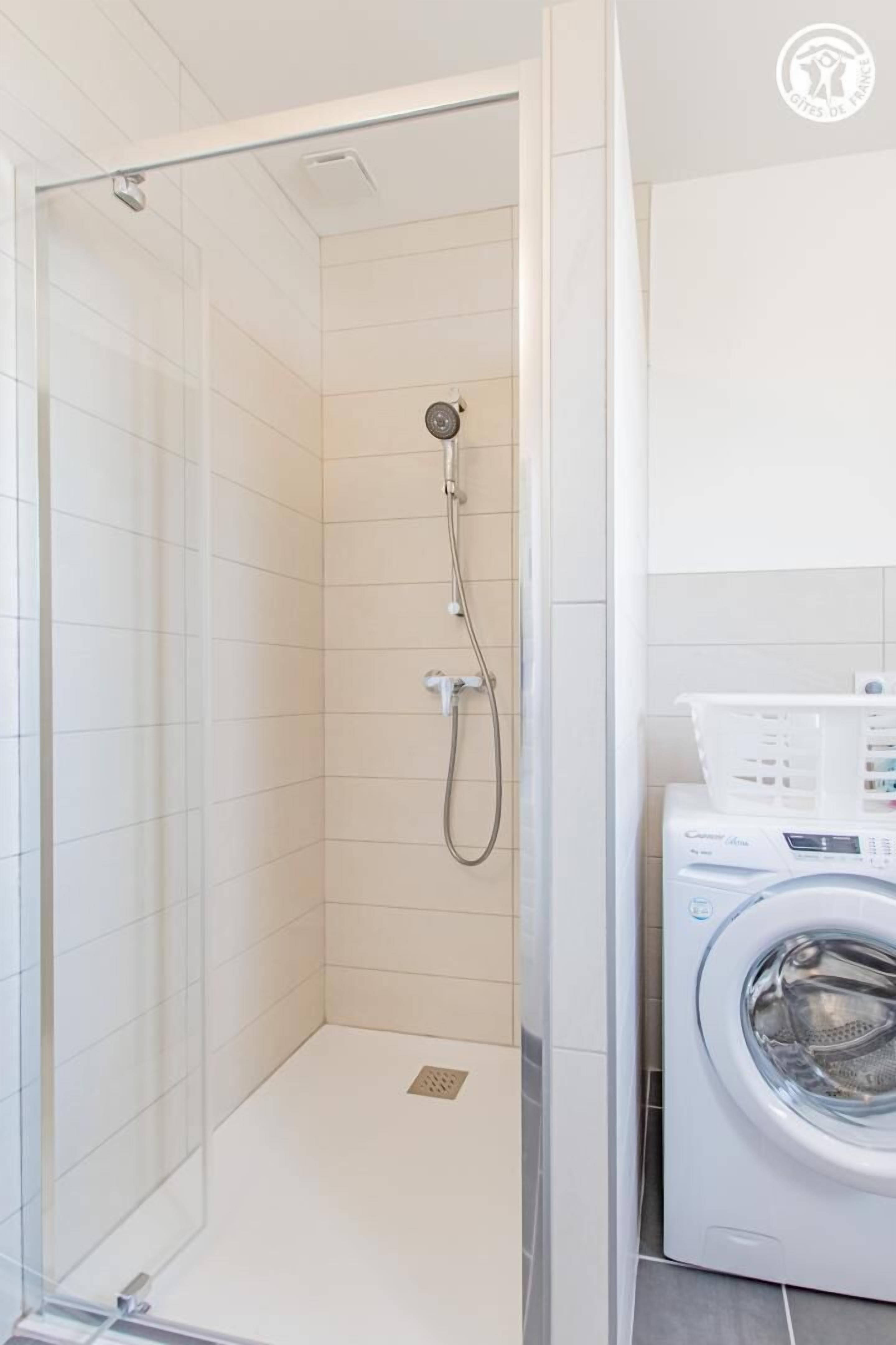 Douche, serviettes fournies