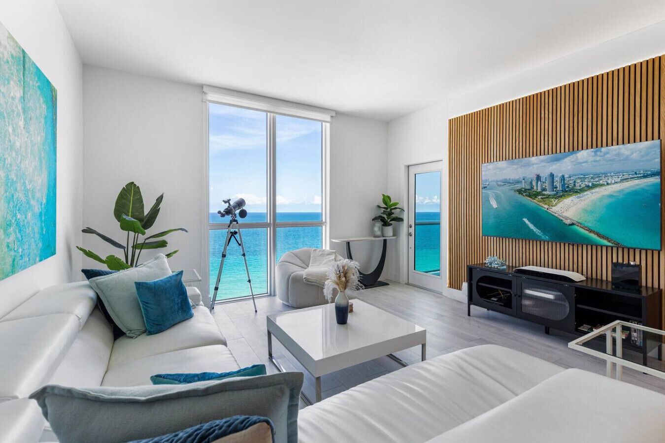 TV connectée, table de tennis de table, livres, chaîne hi-fi