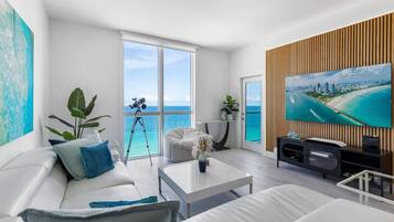 TV connectée, table de tennis de table, livres, chaßne hi-fi