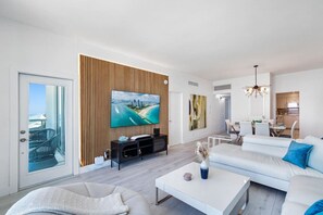 Smart TV, ping pong, books, stereo