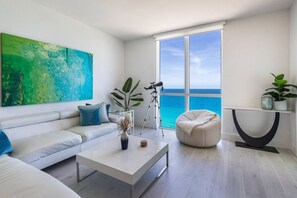 Älytelevisio, pöytätennispöytä, kirjoja, stereot