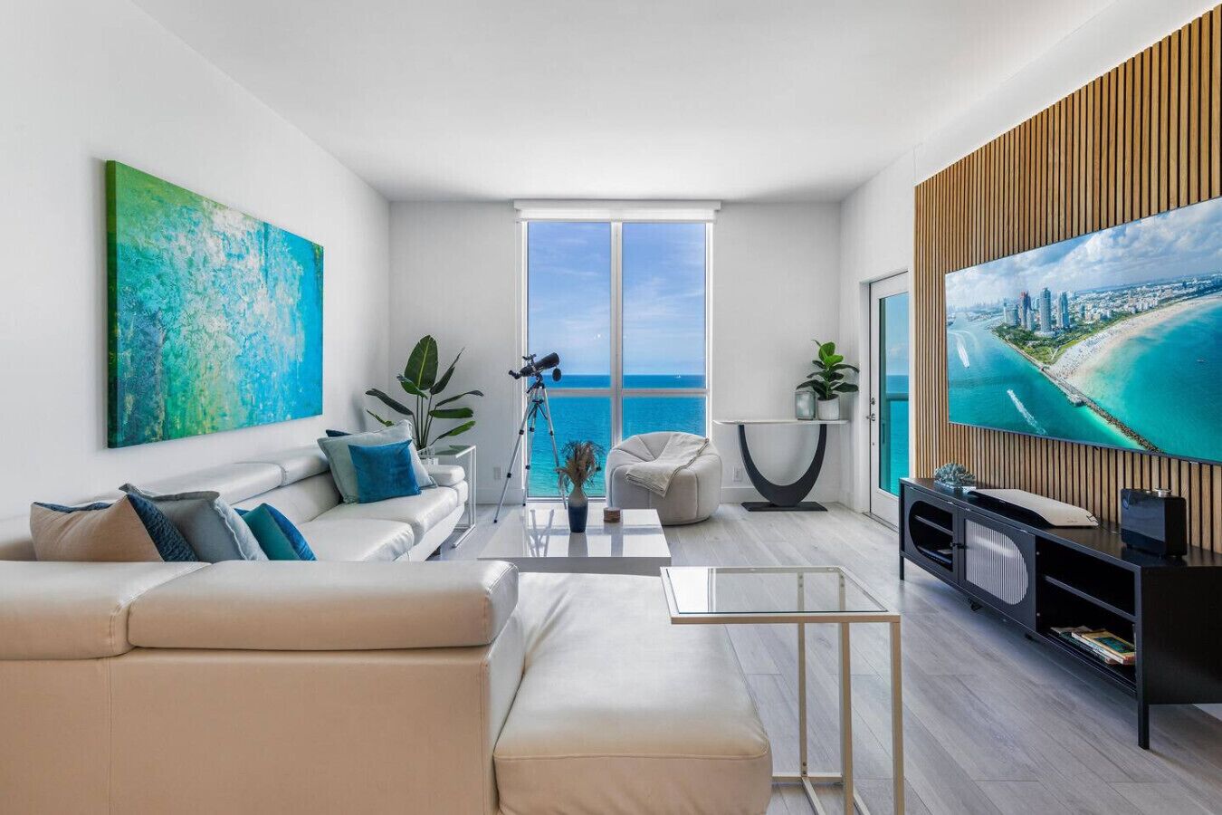 TV connectée, table de tennis de table, livres, chaîne hi-fi