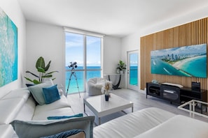 Smart TV, mesa de pingue-pongue, livros, aparelho de som