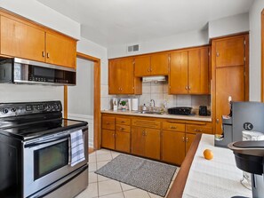 Micro-ondes, four, plaque de cuisson