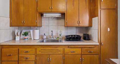 Tosa's Cozy Corner - Pet & Family Friendly, Walkable, Near Downtown Tosa & MKE!