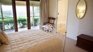 6 bedrooms, iron/ironing board, WiFi, bed sheets