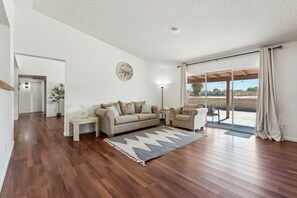 Smart TV, caminetto, libri, studio