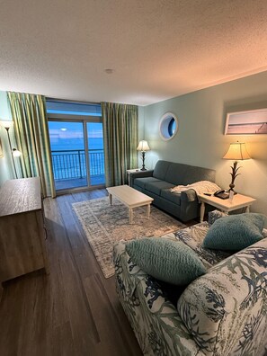 Smart TV - Beachfront, spacious 4-bedroom condo with WiFi, AC in phenomenal Myrtle Beach (Myrtle Beach)